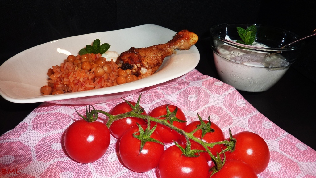 Tomatenreis mit Kichererbsen, Hähnchenunterschenkel und Joghurtdip ...