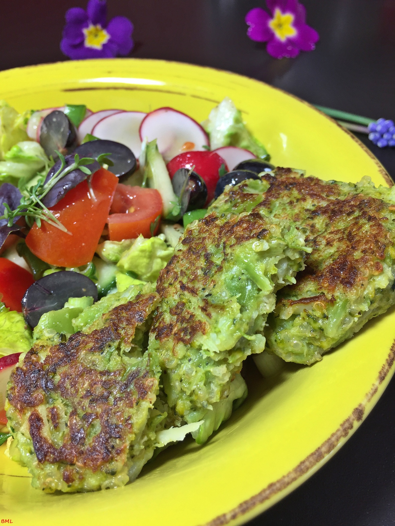 Brokkoli-Käse-Bratlinge mit Quinoa…dazu einen Frühlingssalat | Backen ...