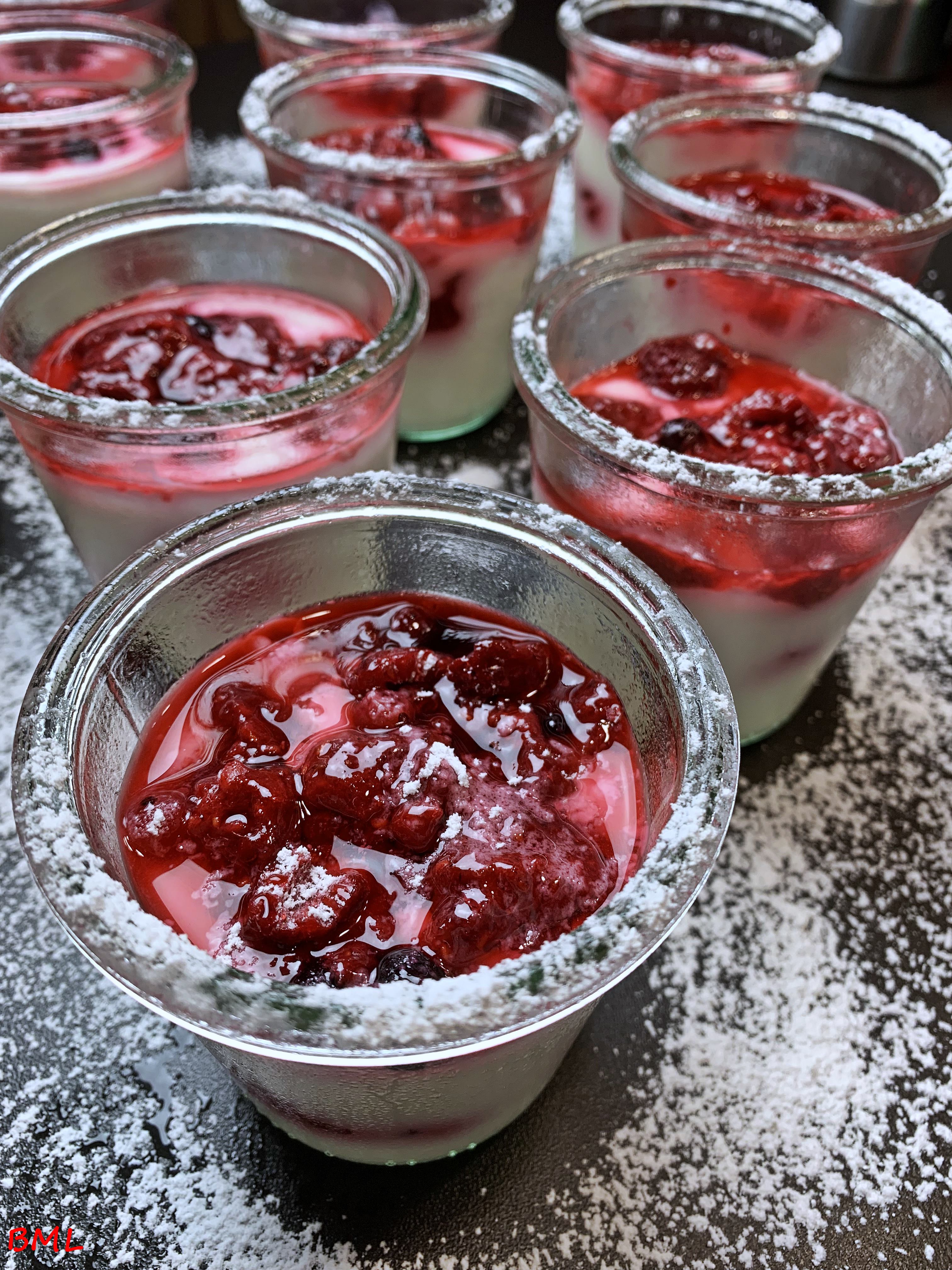 Joghurt-Beeren-Dessert im Glas…fruchtig lecker | Backen mit Leidenschaft
